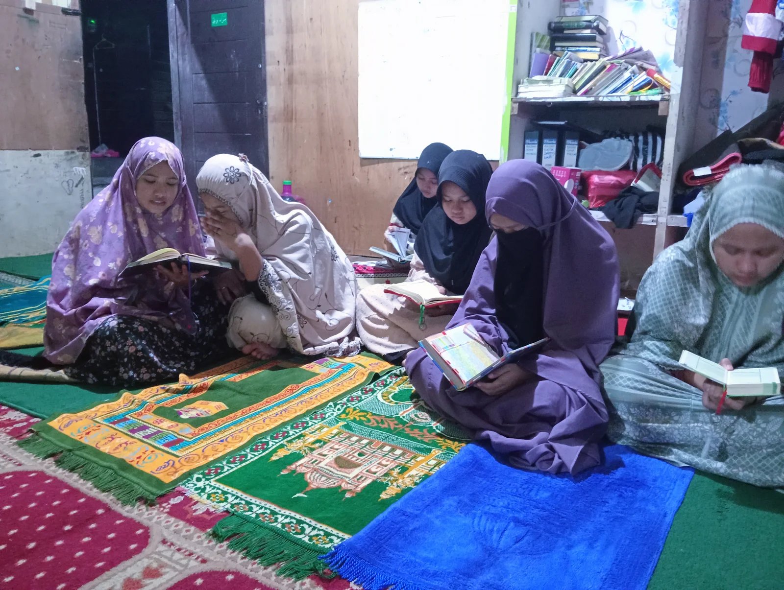 Kegiatan Rutin Malam Jum’at Santri Rumah Tahfidz Saunah Kaltim: Yasinan dan Istighosah sebagai Penguat Spiritual dan Ukhuwah